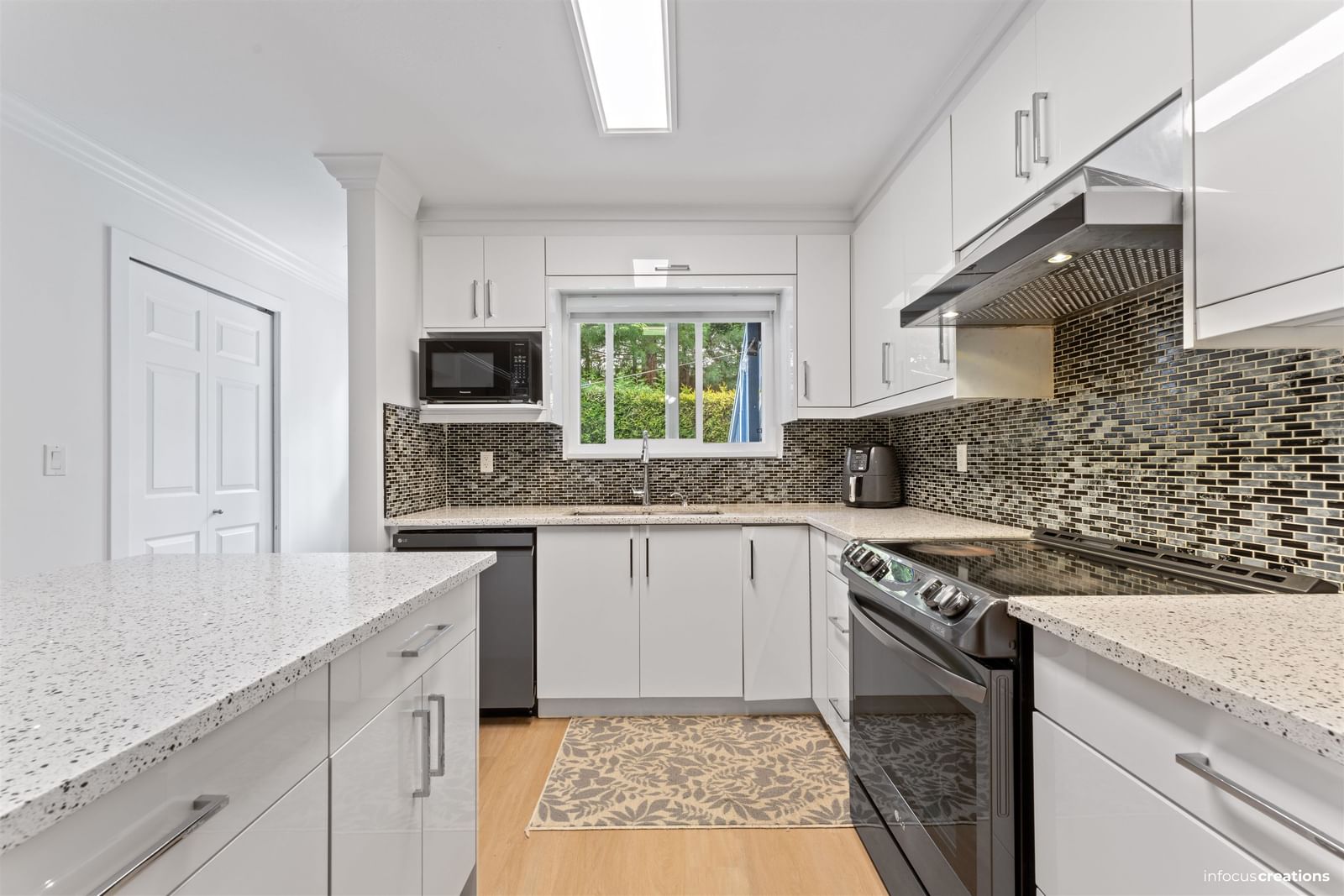 Listing Image 8