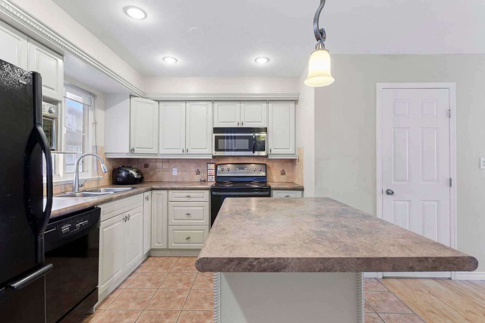 Listing Image 9