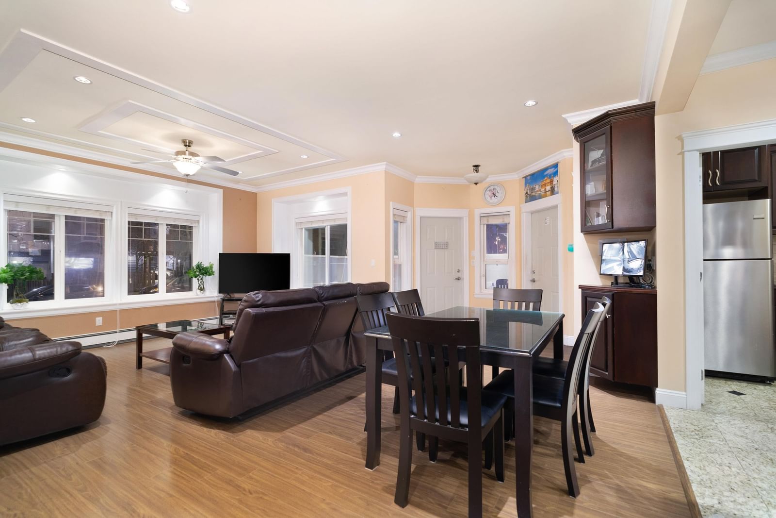 Listing Image 11