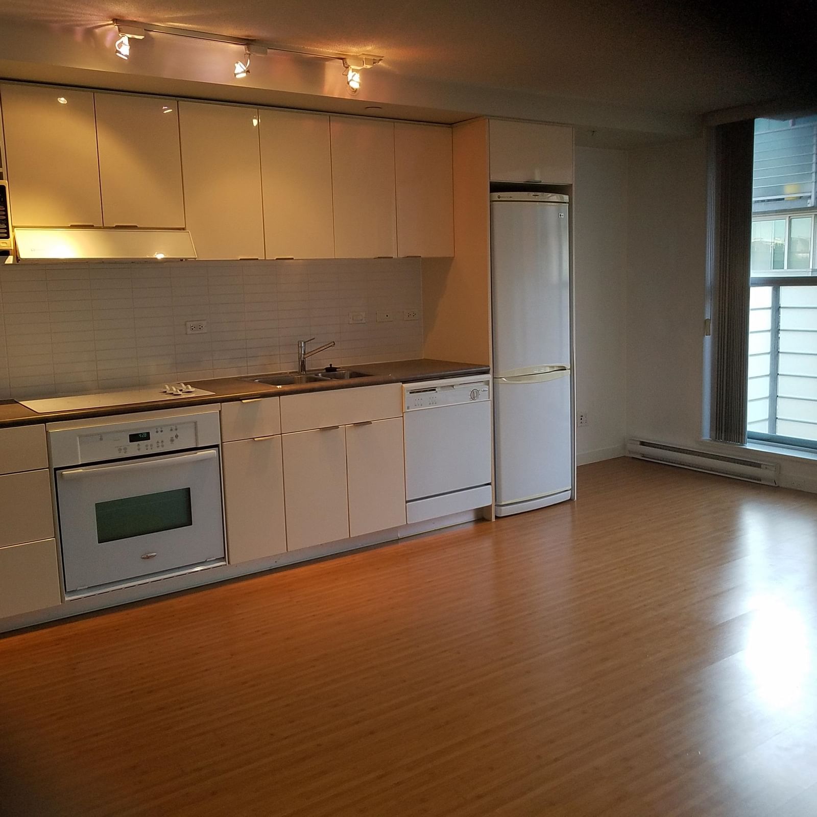 Listing Image 4