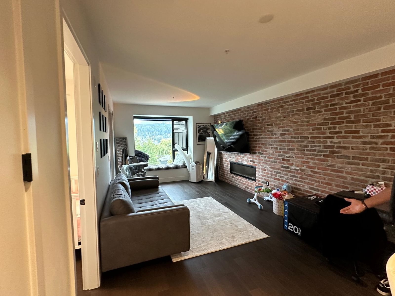 Listing Image 4