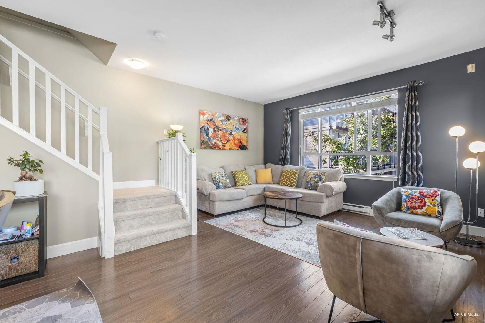 Listing Image 9