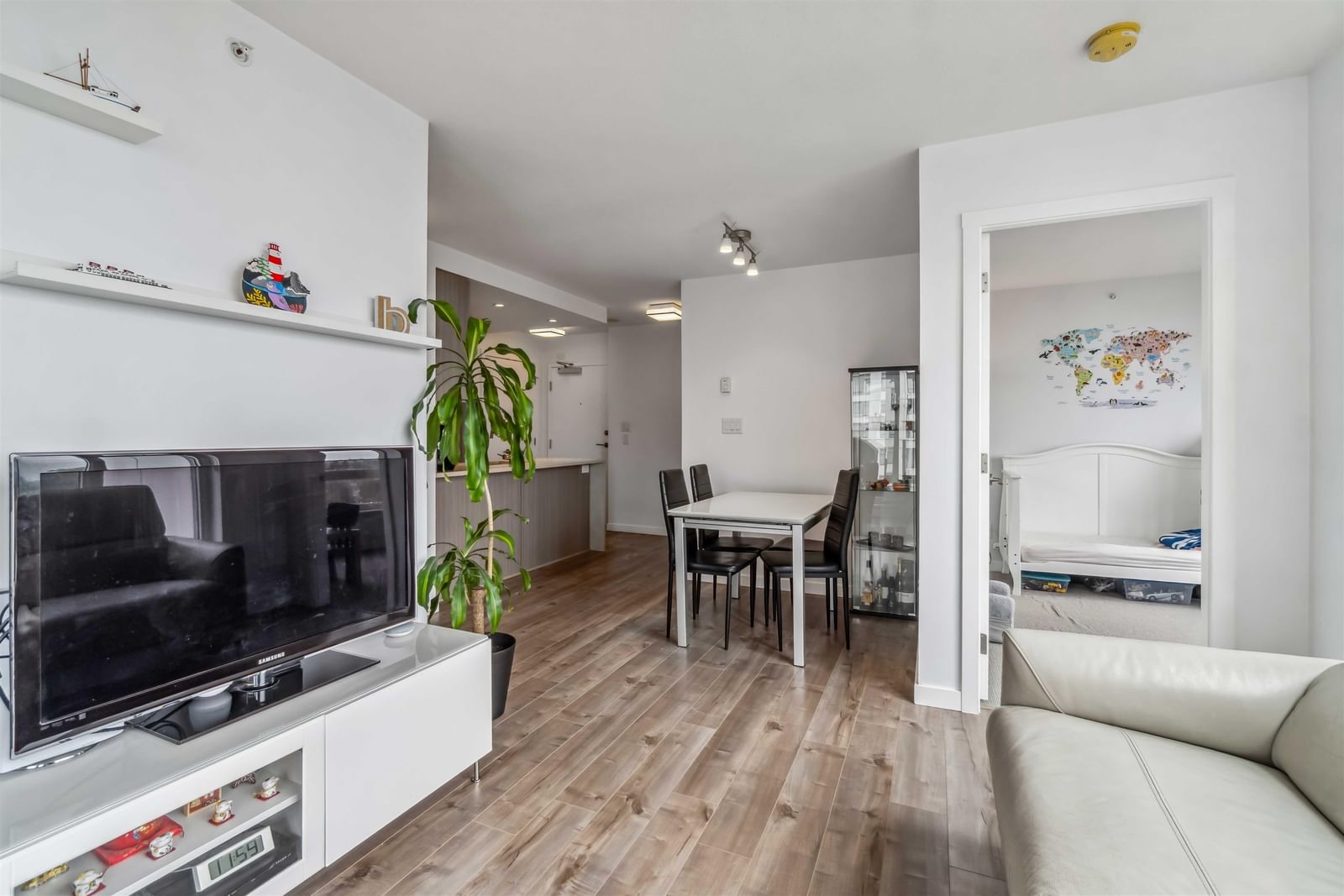 Listing Image 9