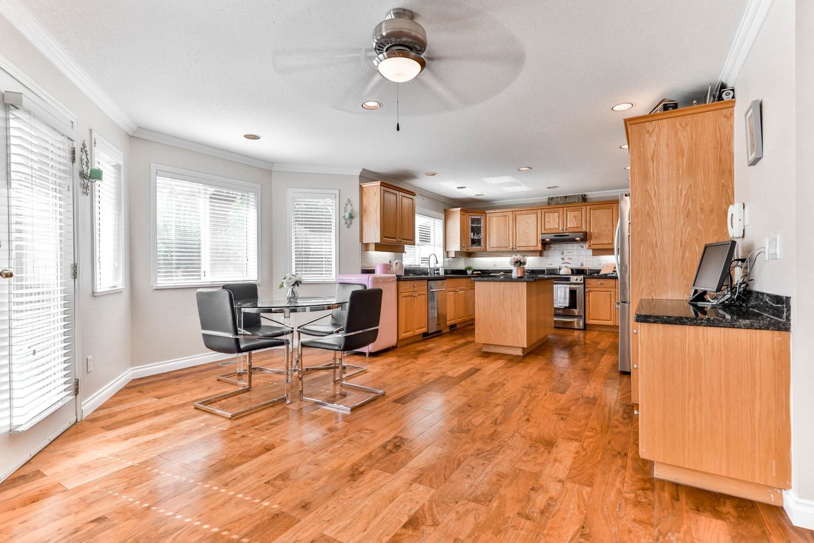 Listing Image 12