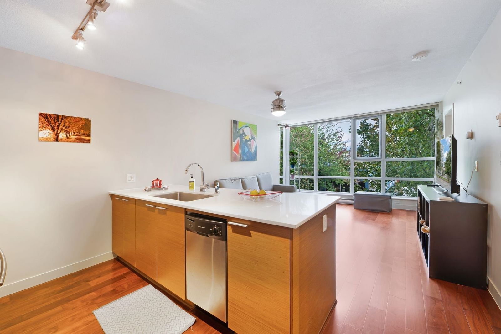 Listing Image 4