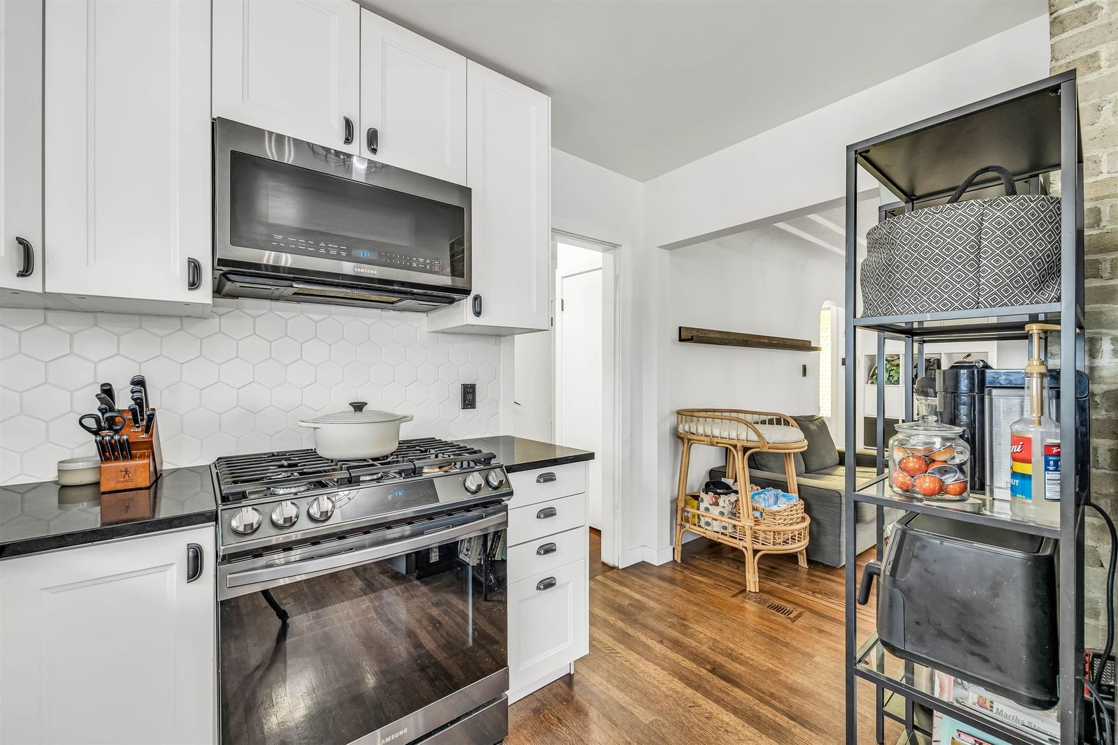 Listing Image 9
