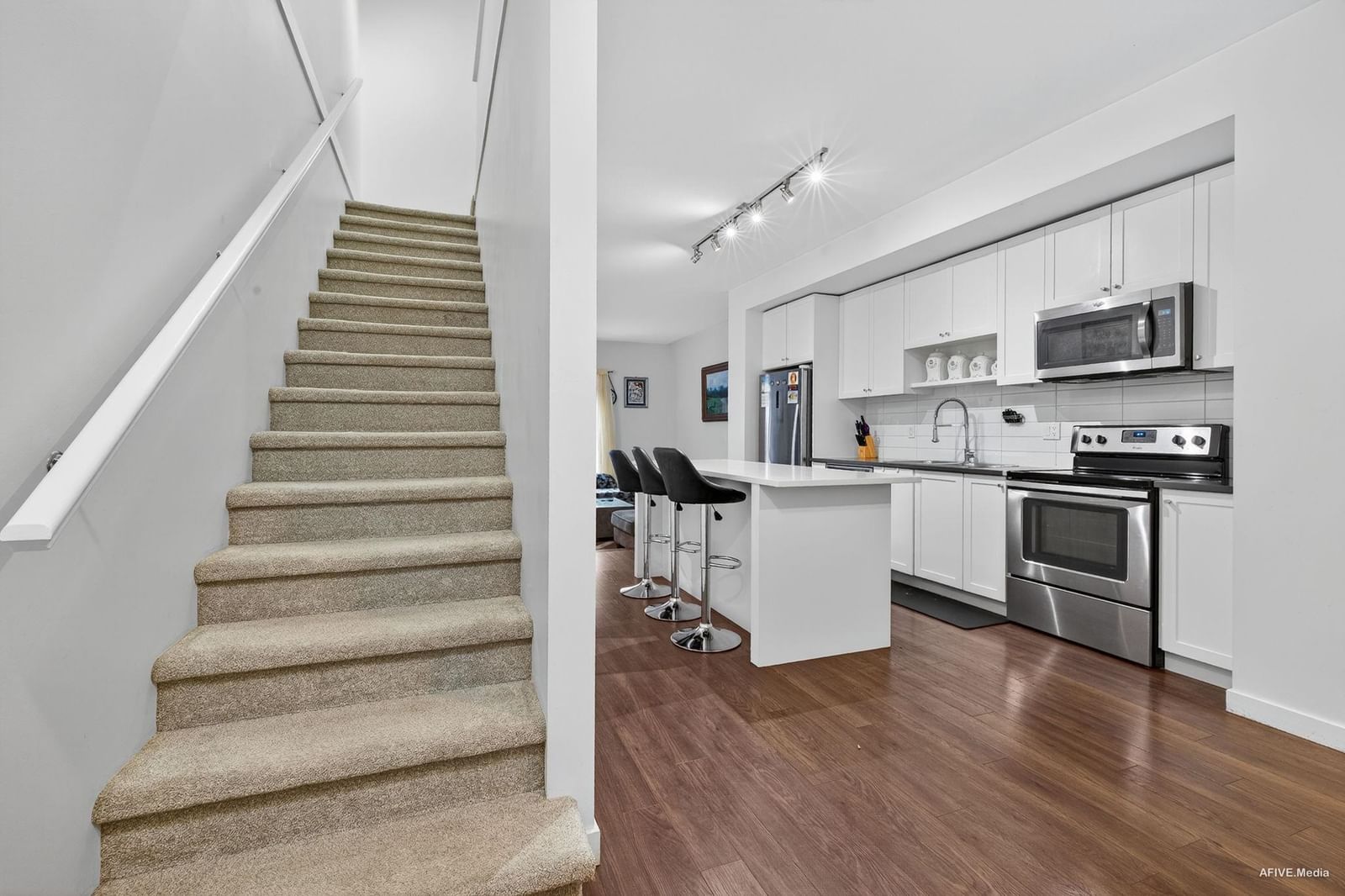 Listing Image 9