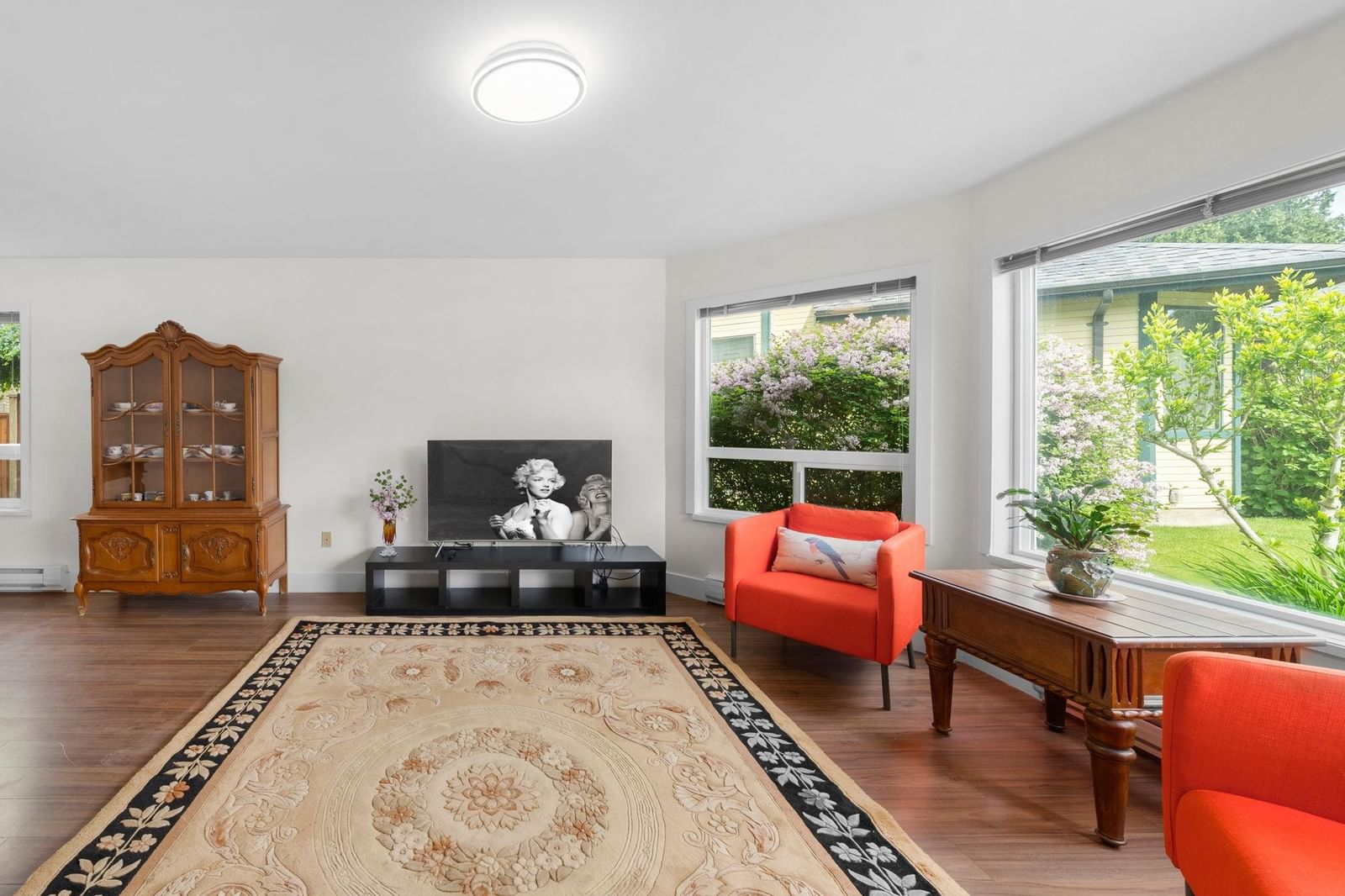 Listing Image 4