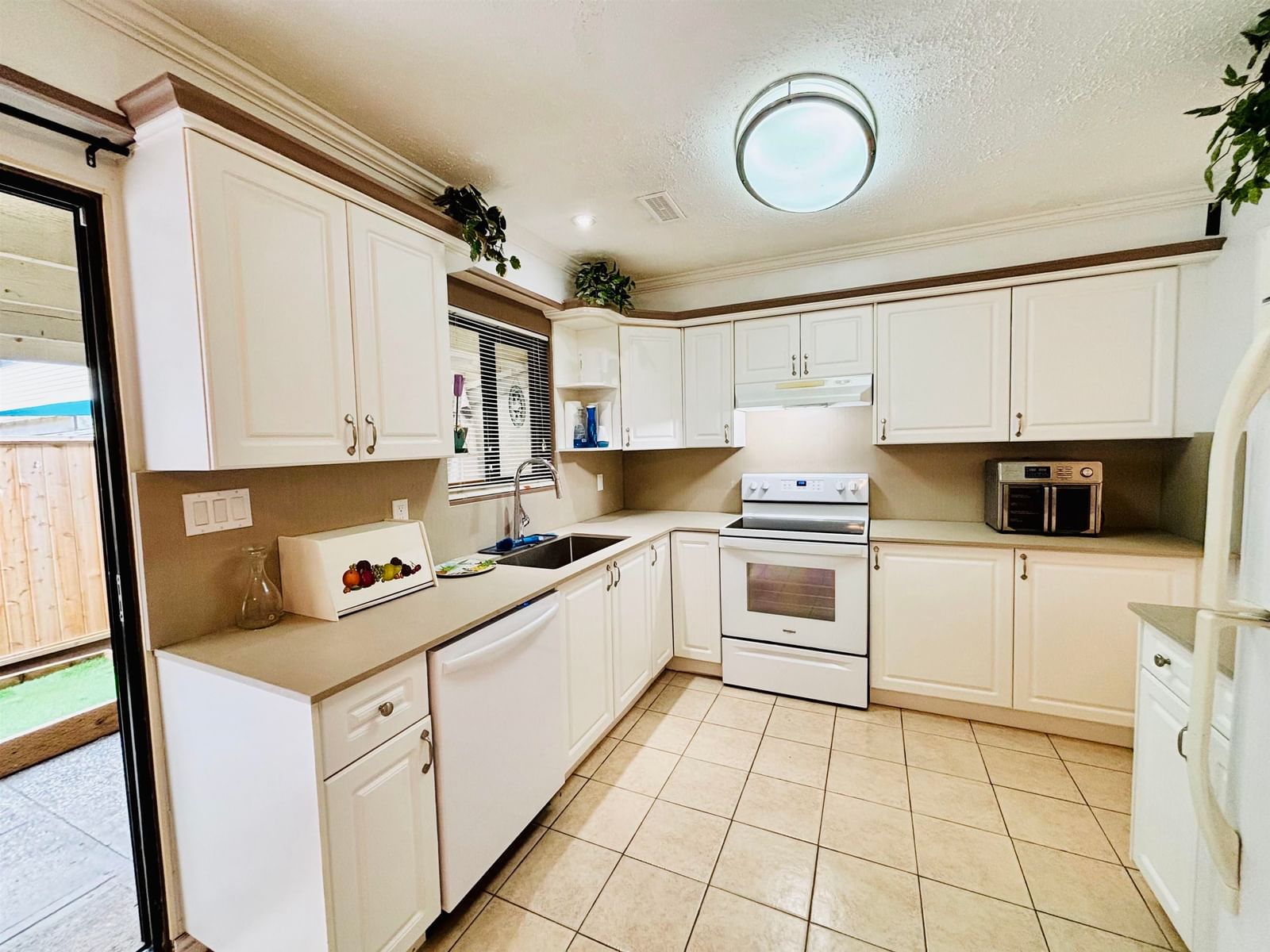 Listing Image 8