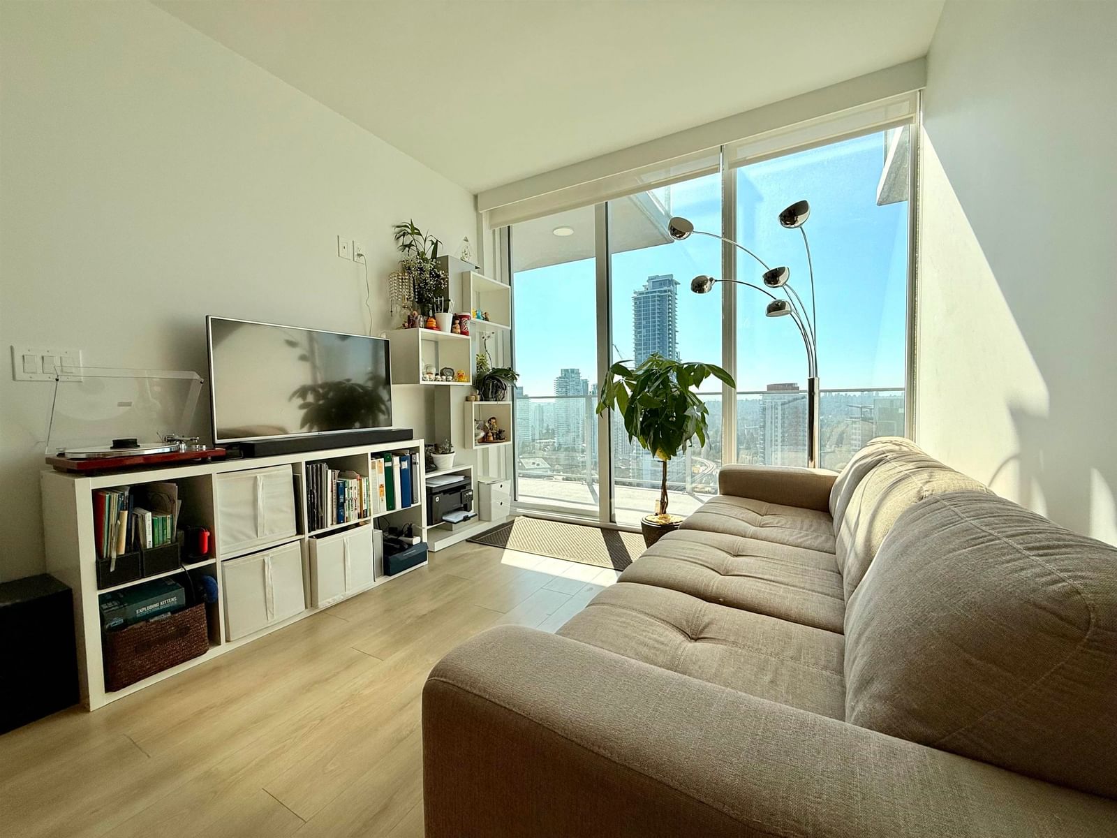 Listing Image 6