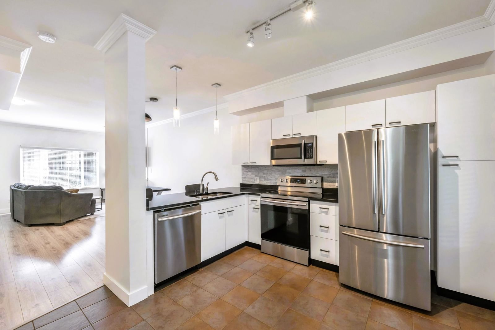 Listing Image 12