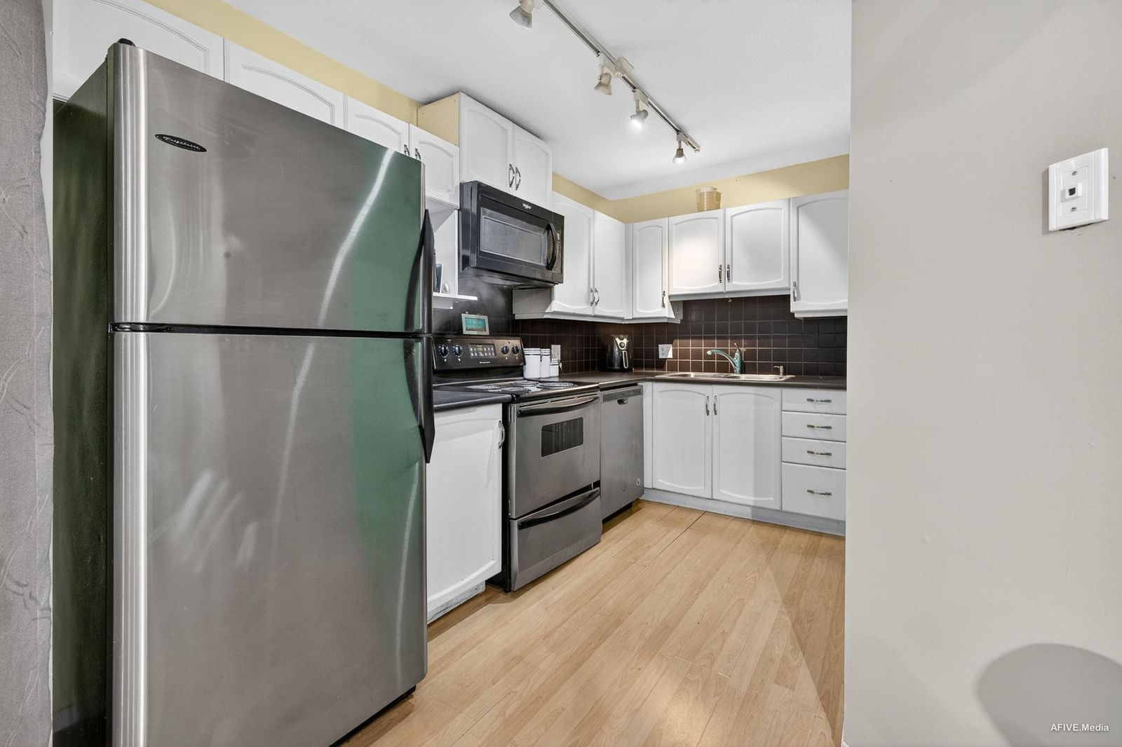 Listing Image 3