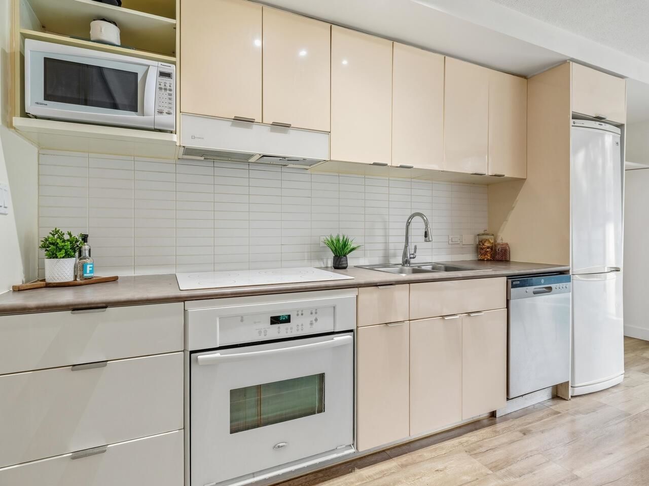 Listing Image 12