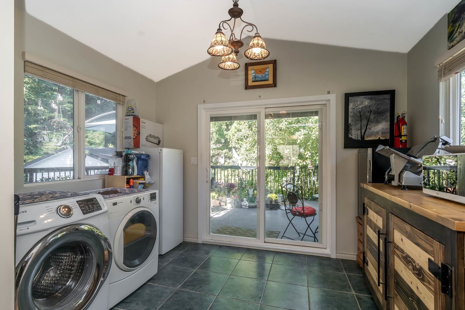 Listing Image 12