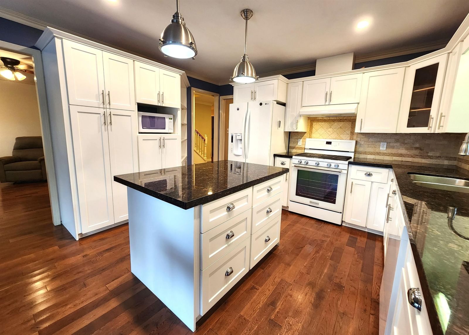 Listing Image 10
