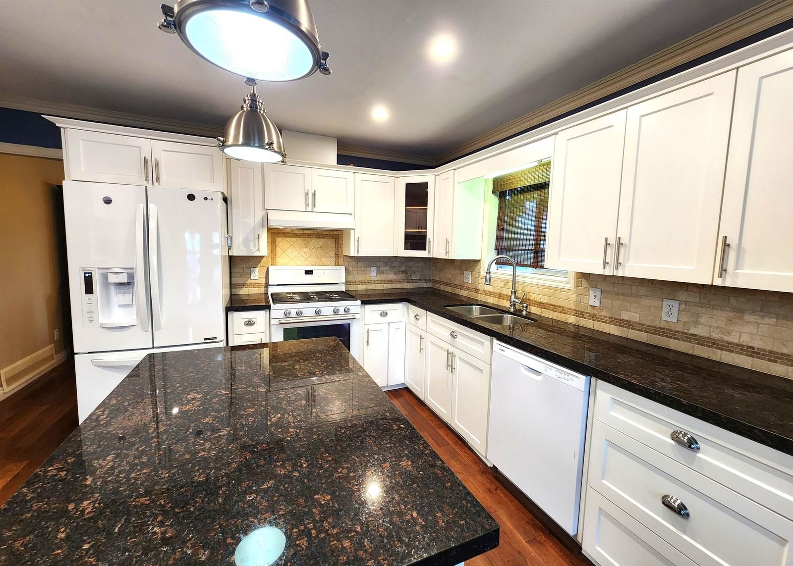 Listing Image 11