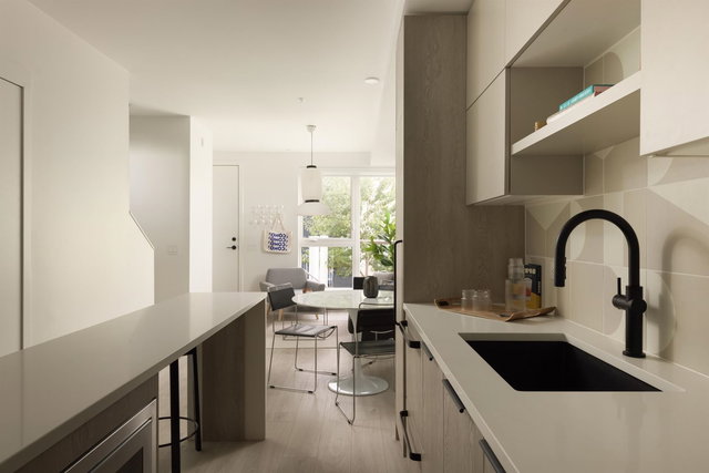 209 - 322 15th Avenue E