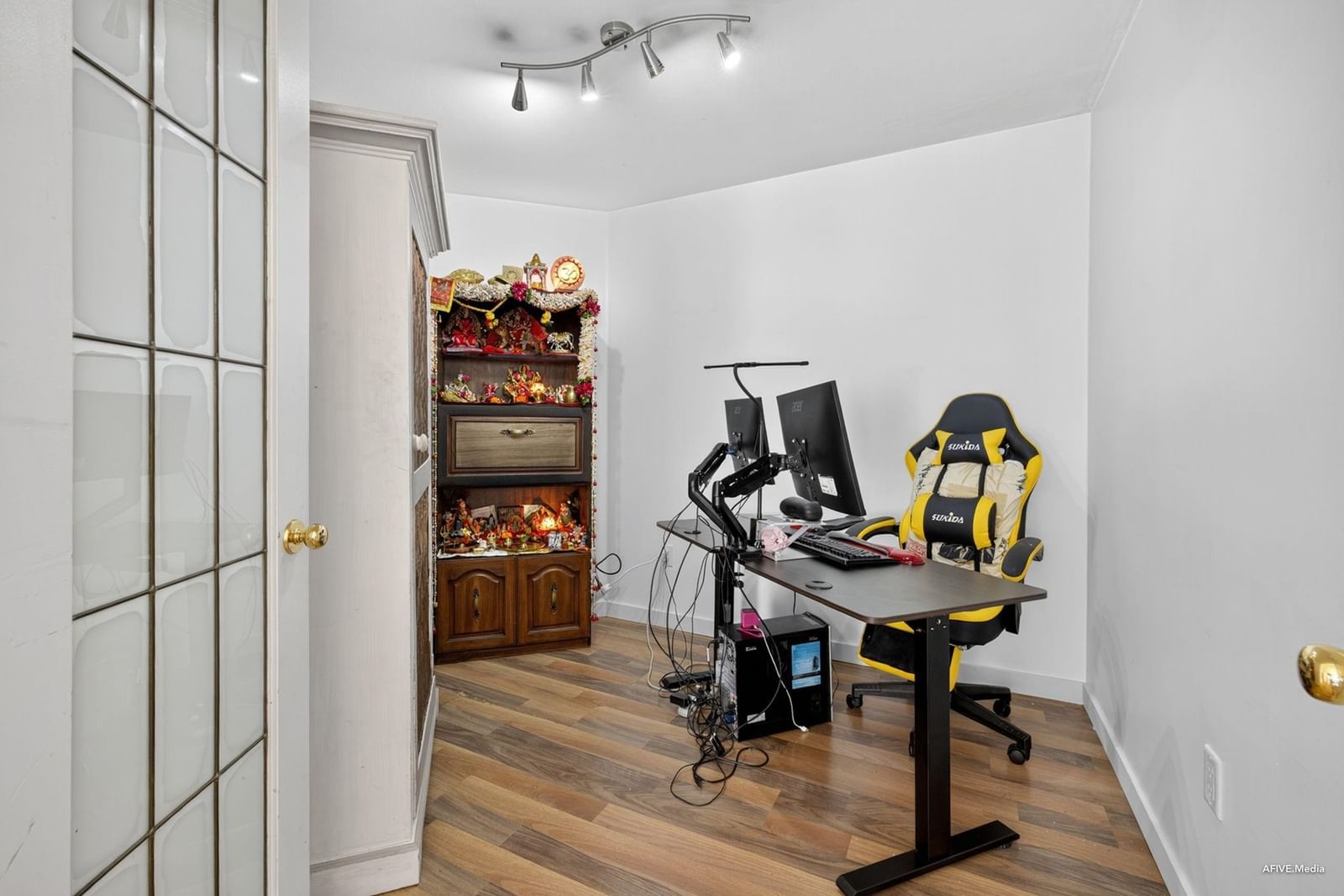 Listing Image 9