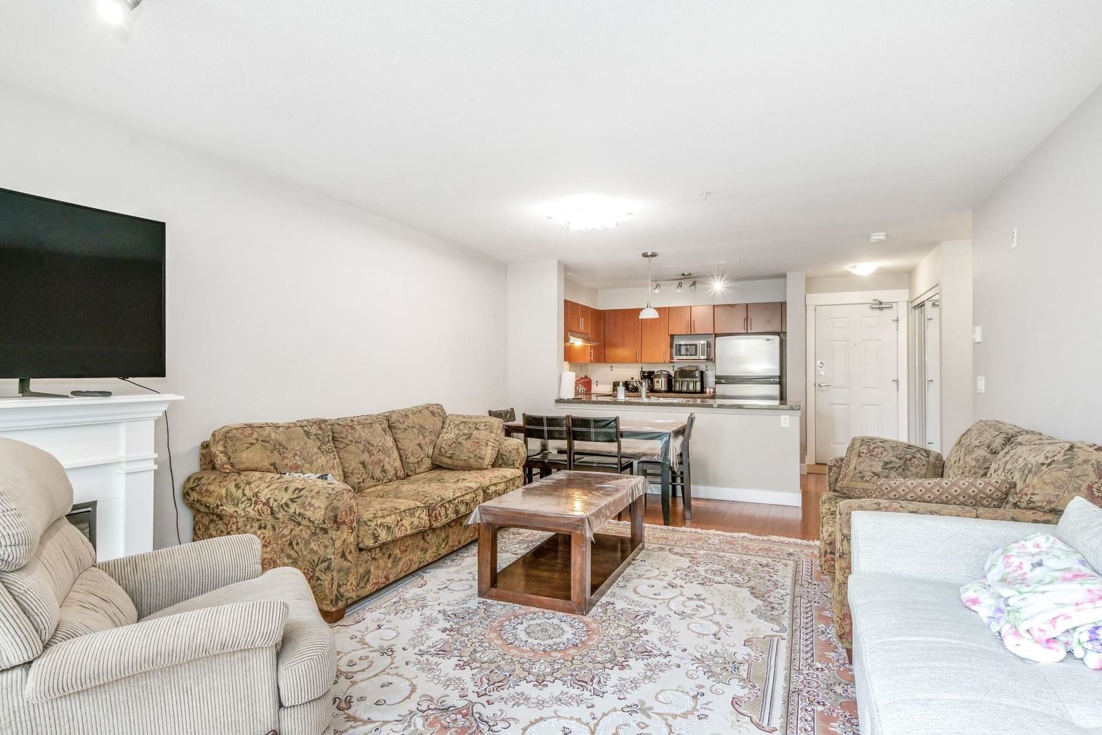 Listing Image 4