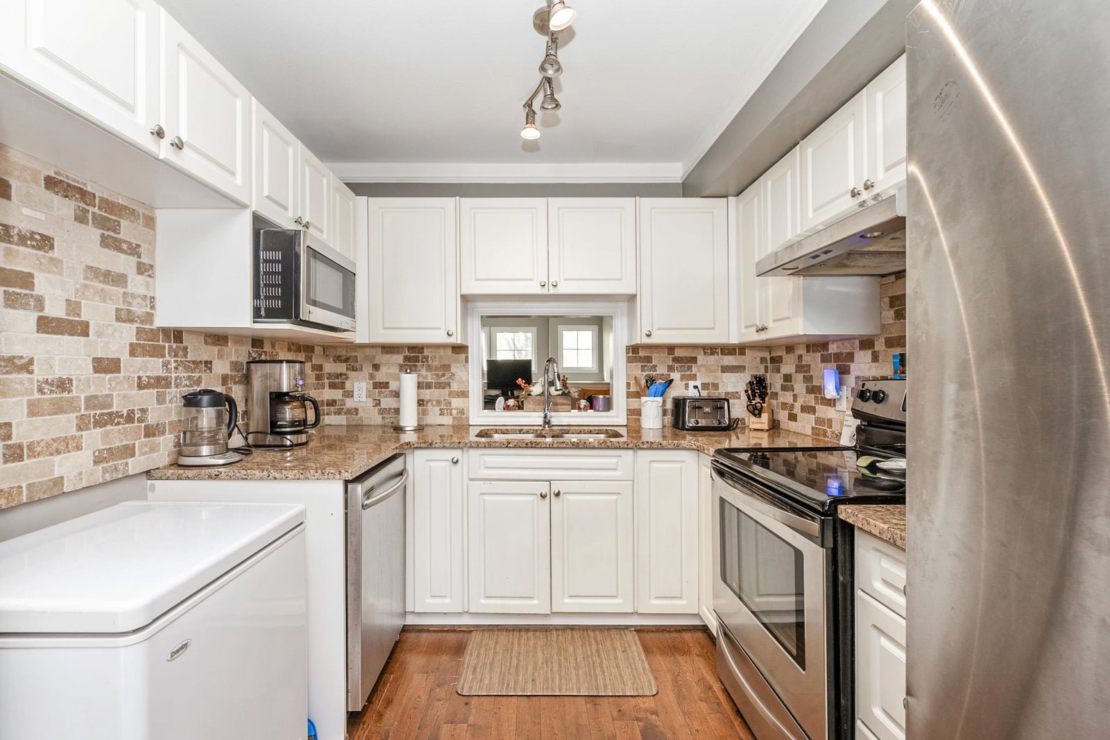 Listing Image 9