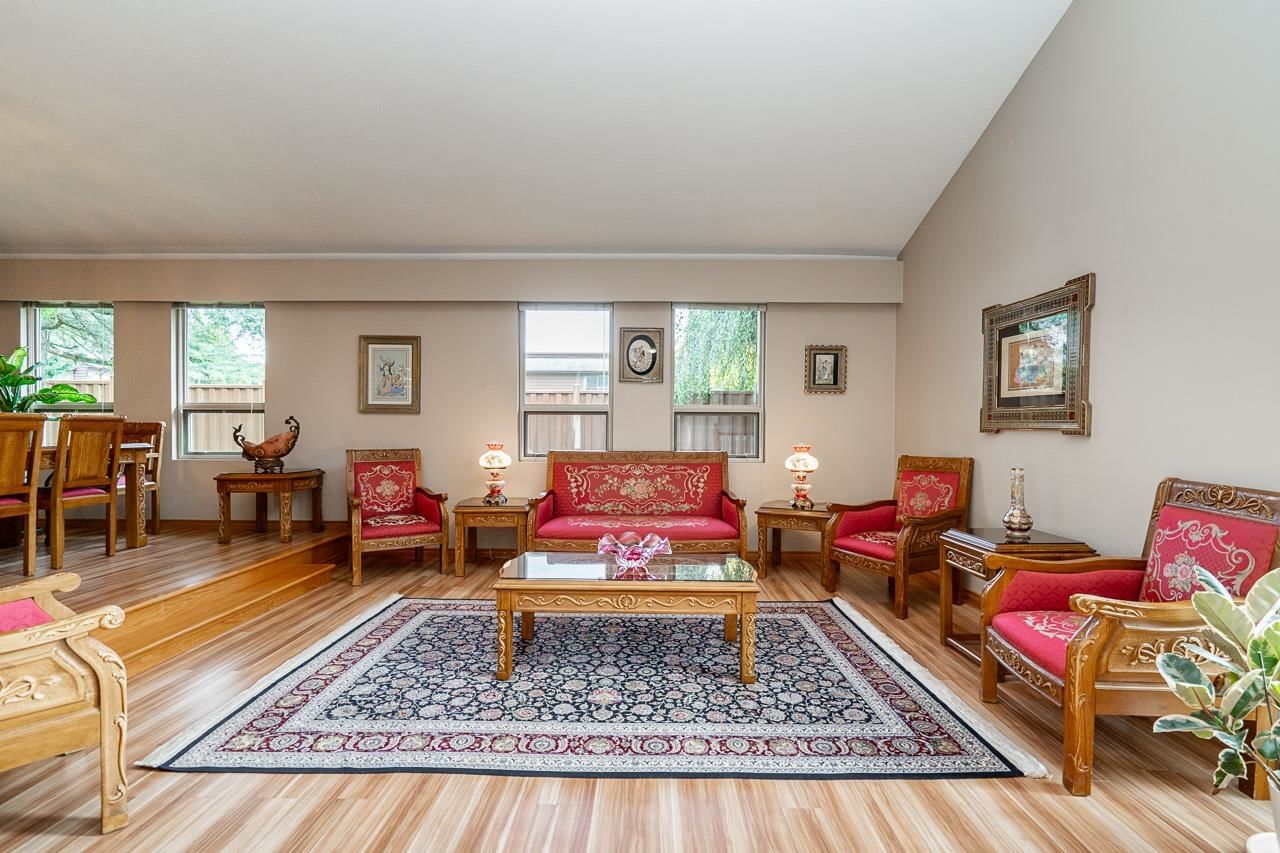 Listing Image 4