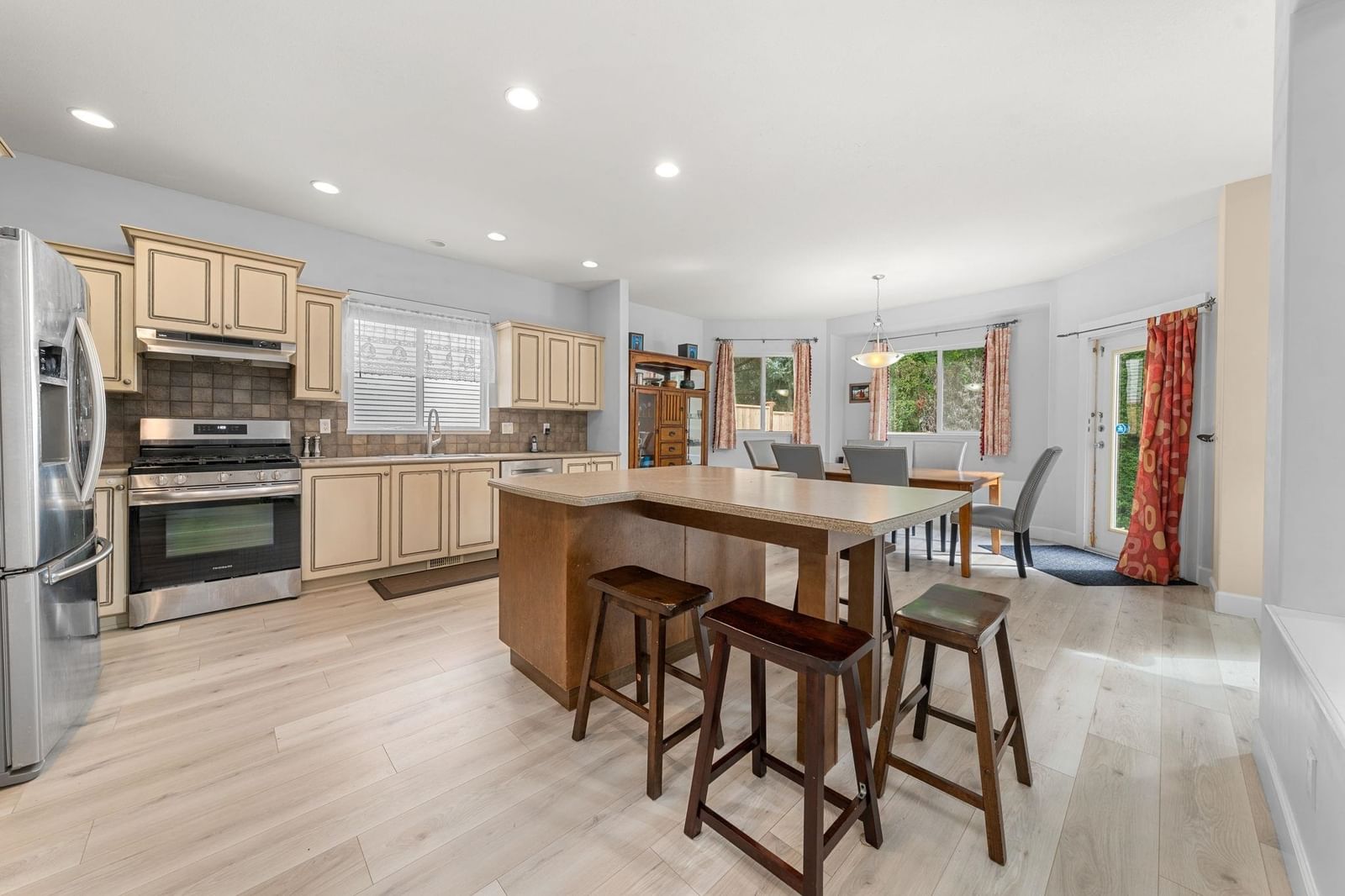 Listing Image 11