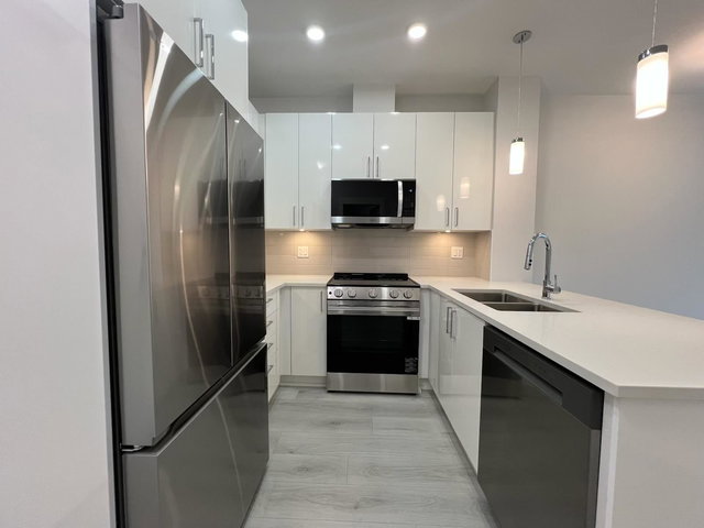 611 - 33886 Pine Street