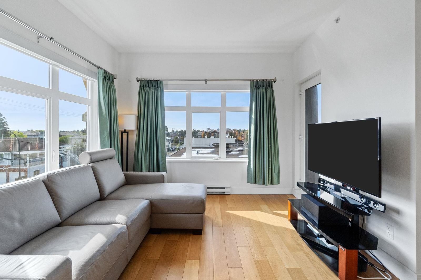 Listing Image 11