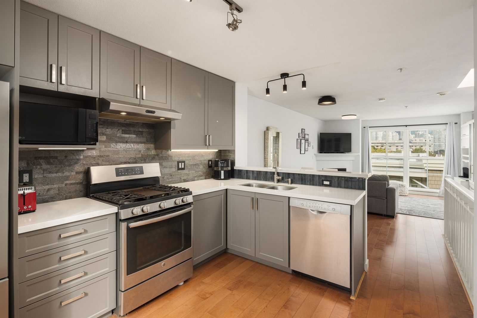 Listing Image 8