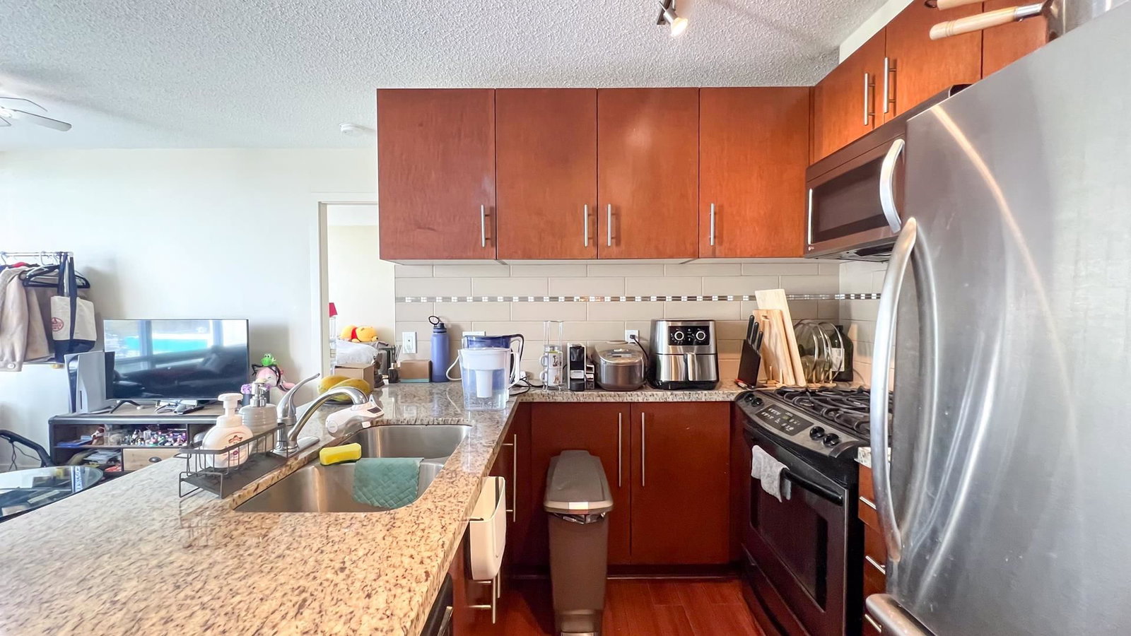 Listing Image 11