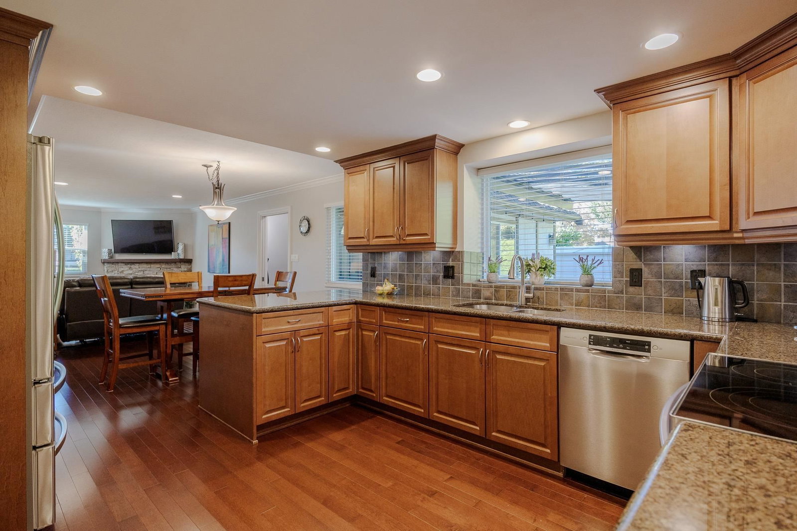 Listing Image 9