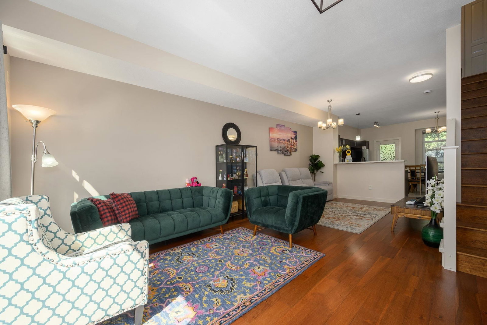 Listing Image 4