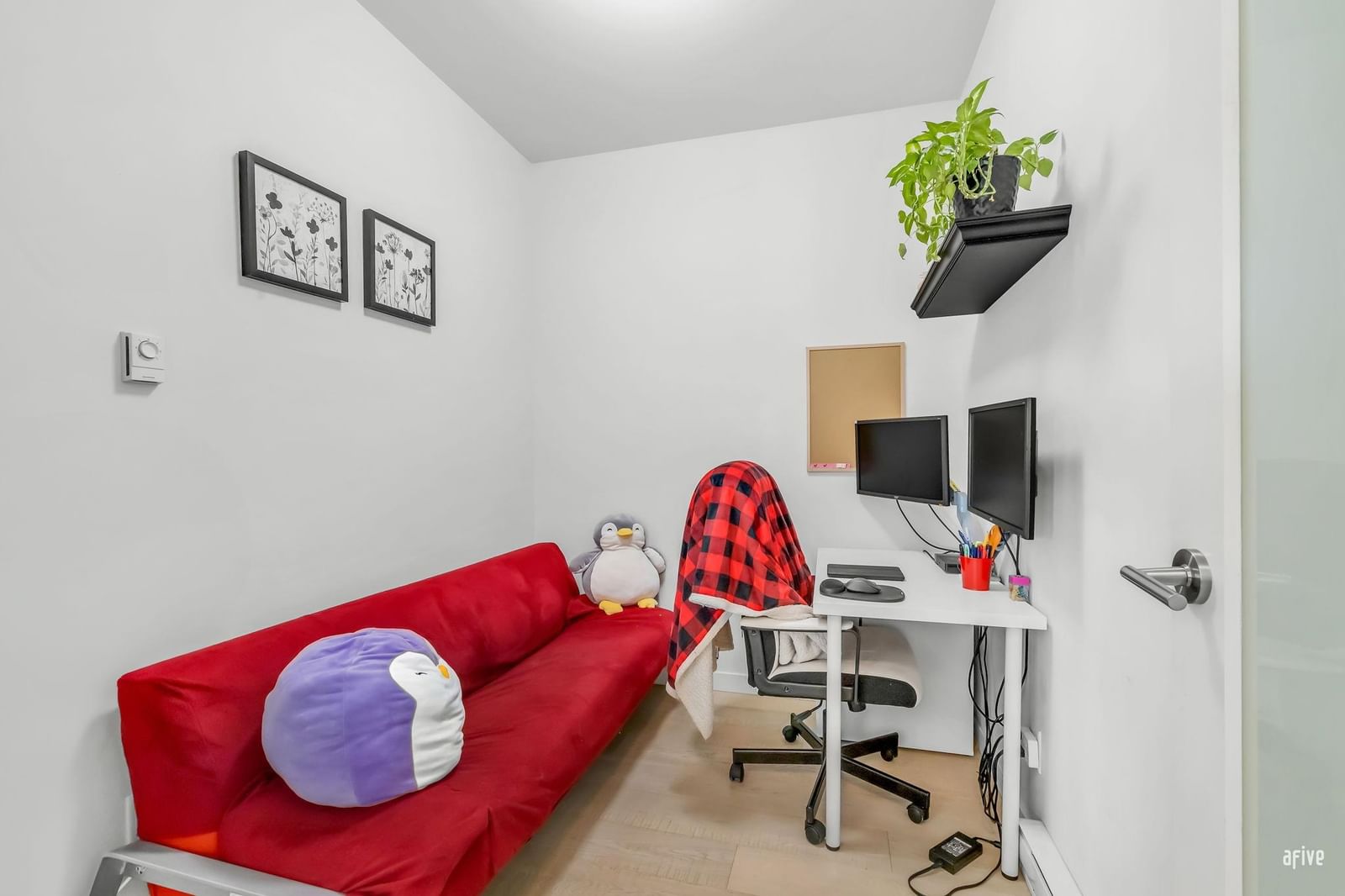 Listing Image 6