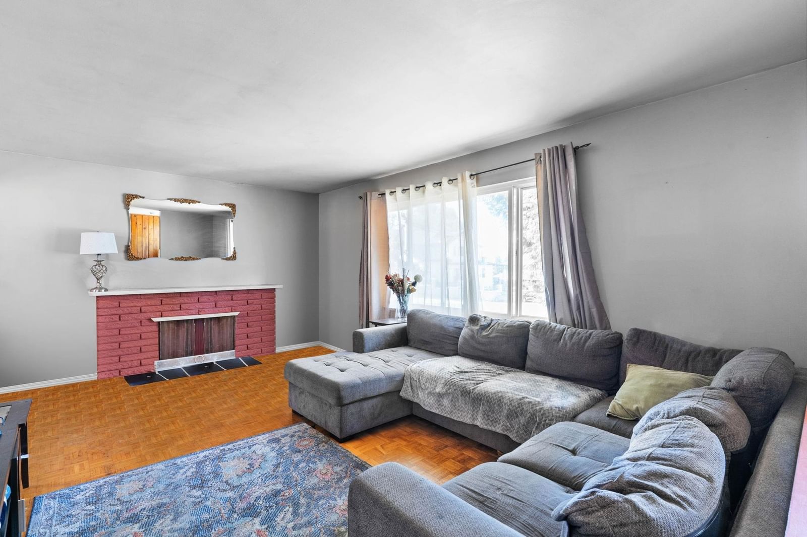 Listing Image 4