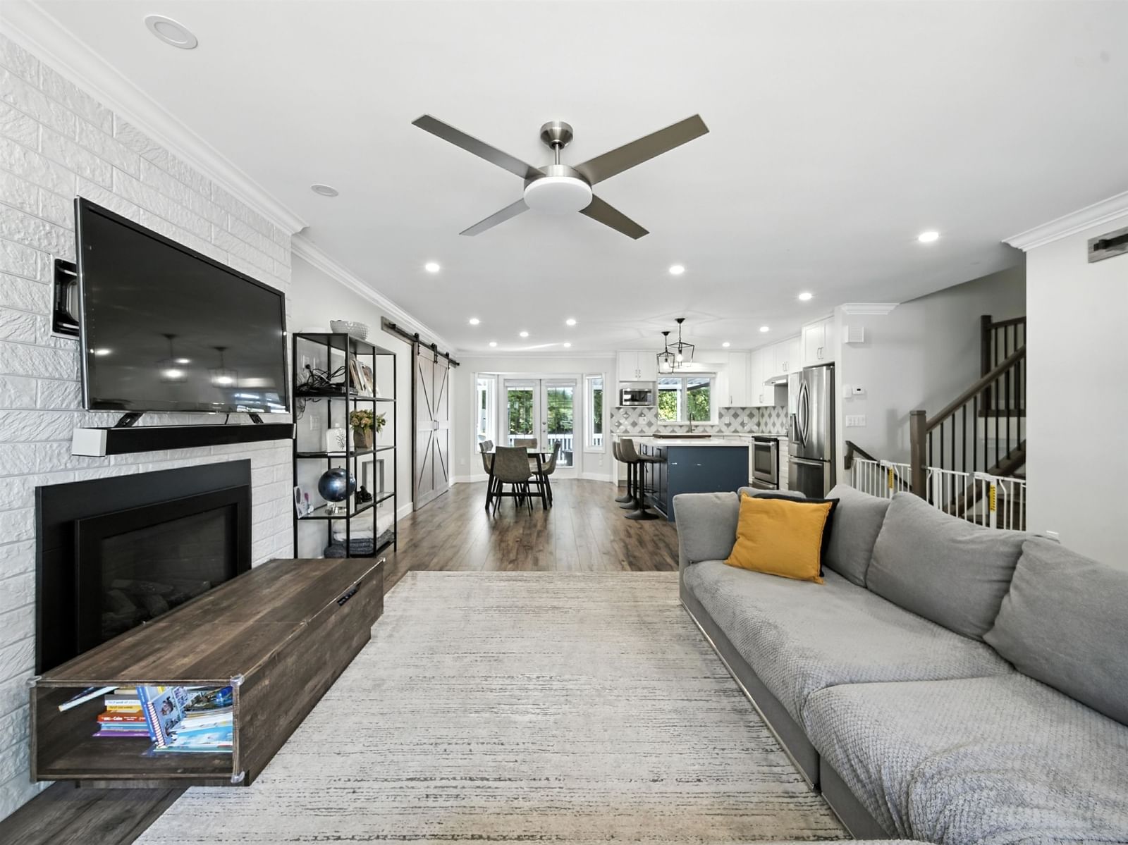 Listing Image 4