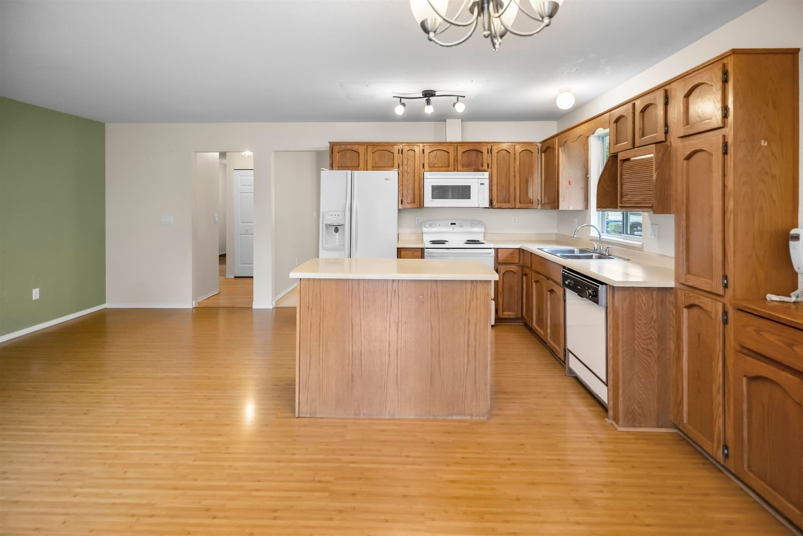 Listing Image 8