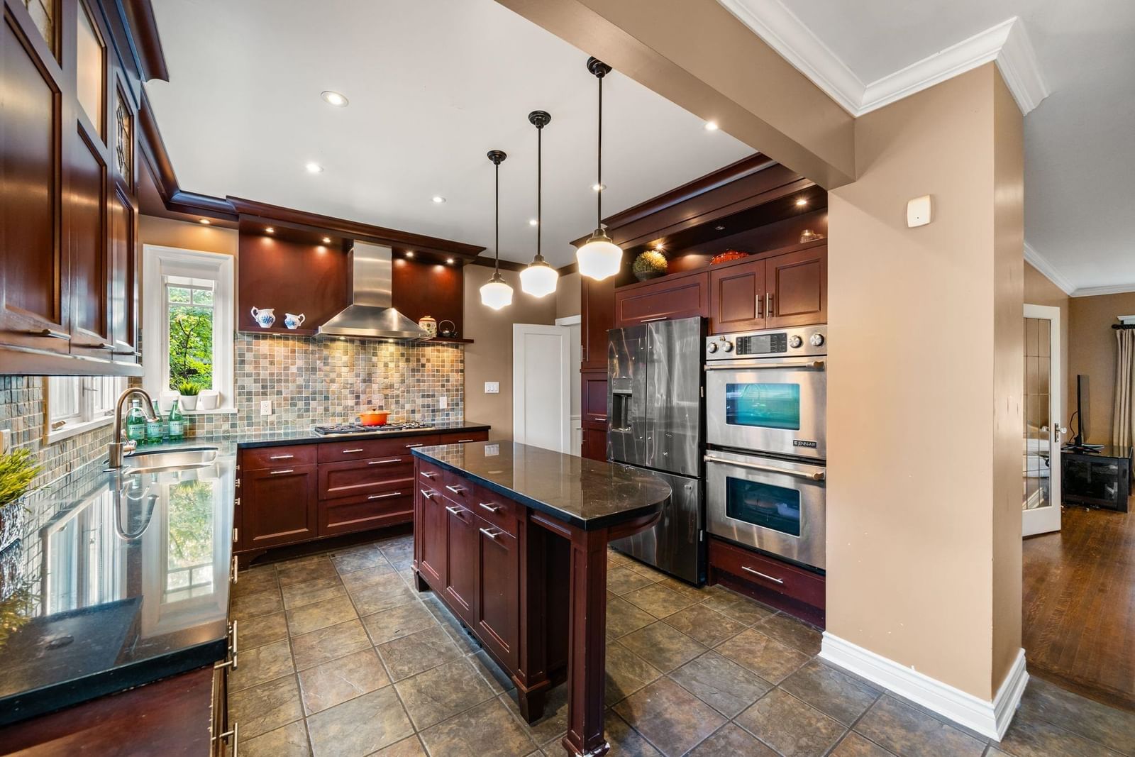 Listing Image 10