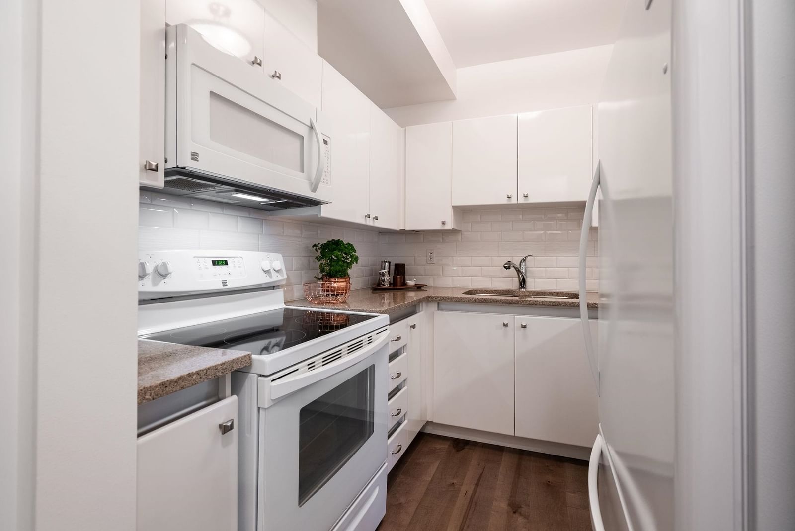 Listing Image 12