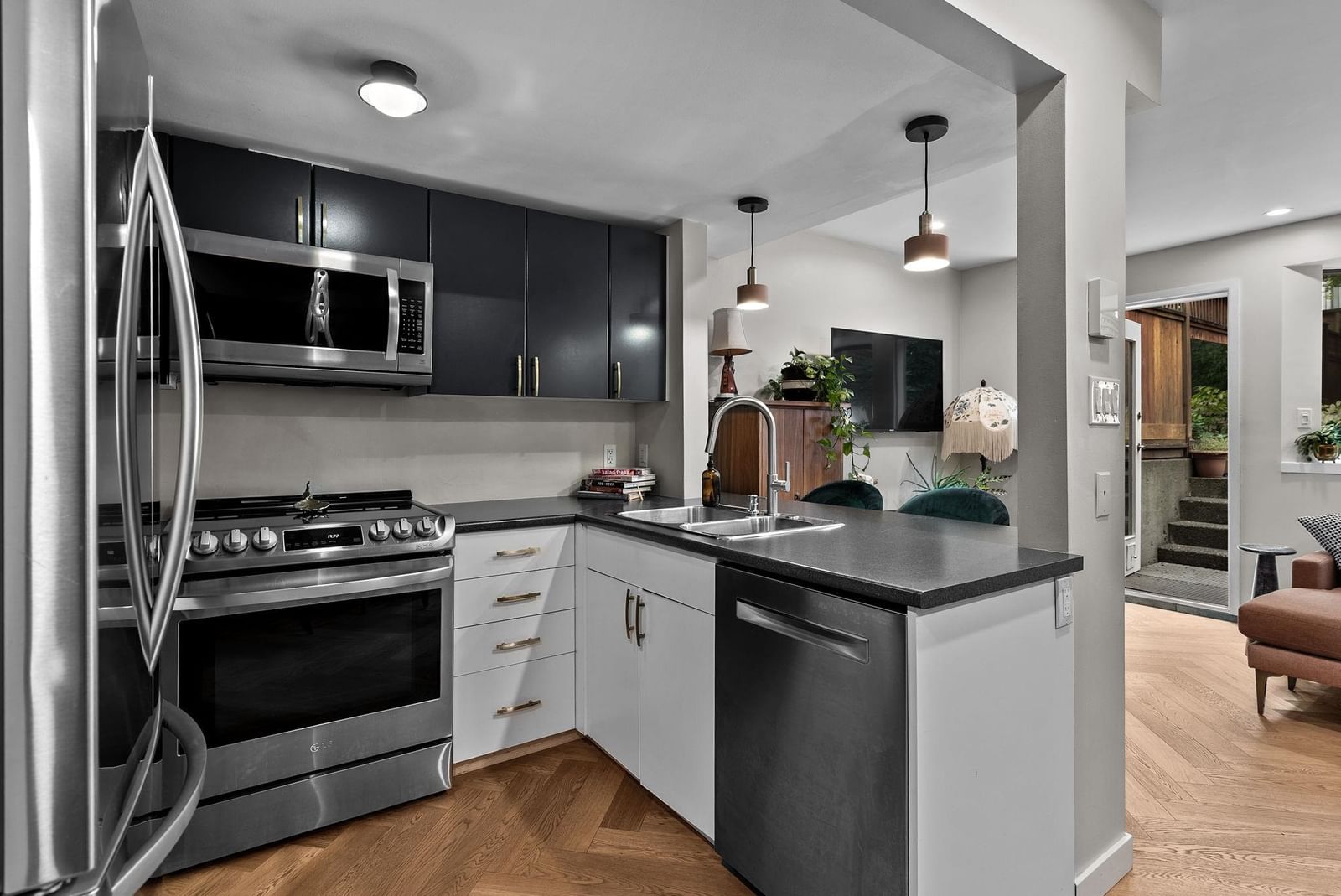 Listing Image 9