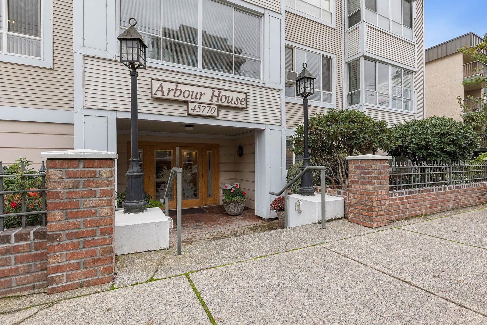 Listing Image 6