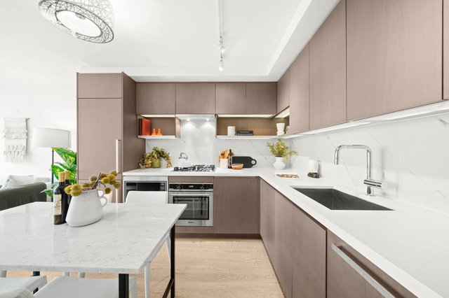 617 - 8833 Hazelbridge Way