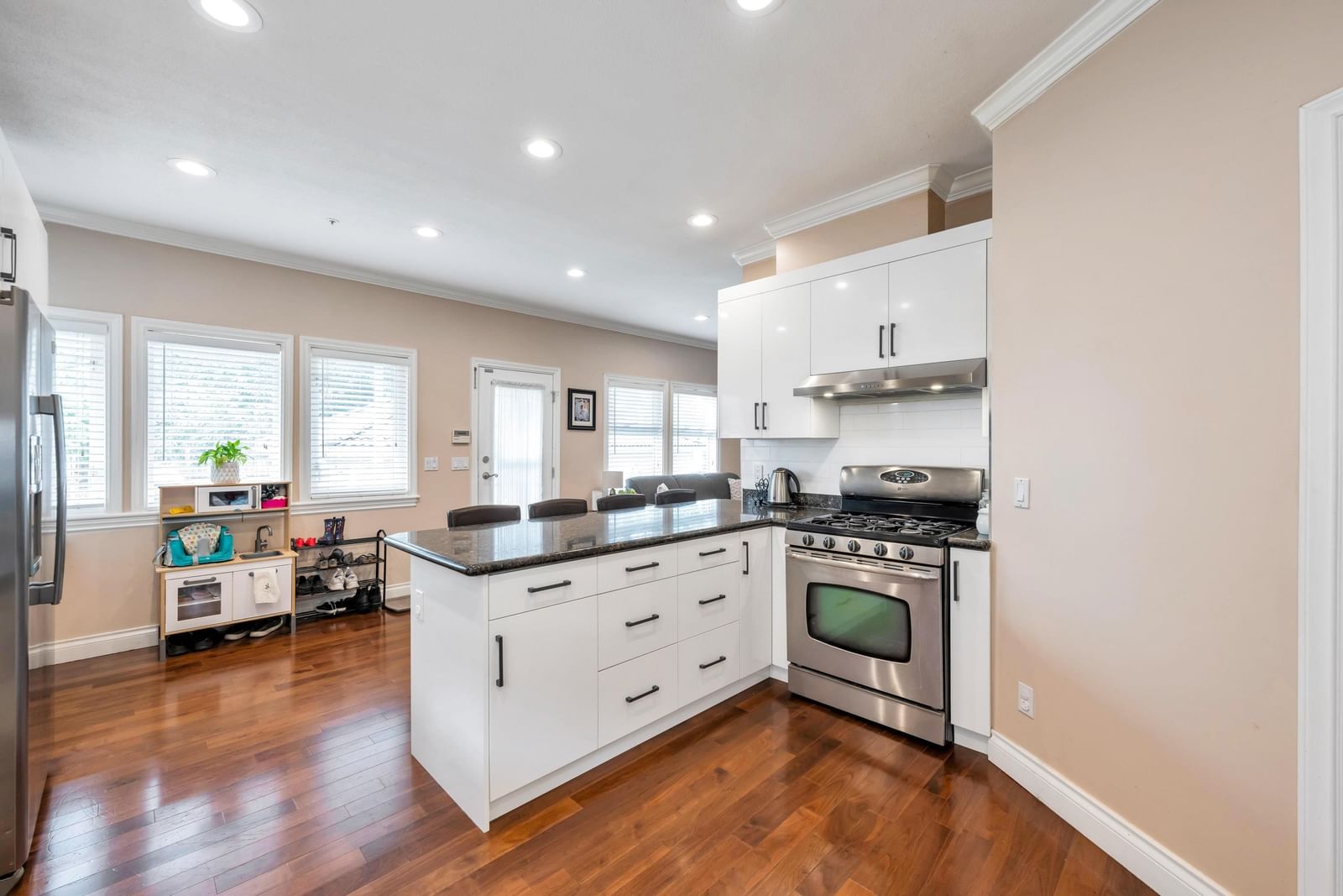 Listing Image 9