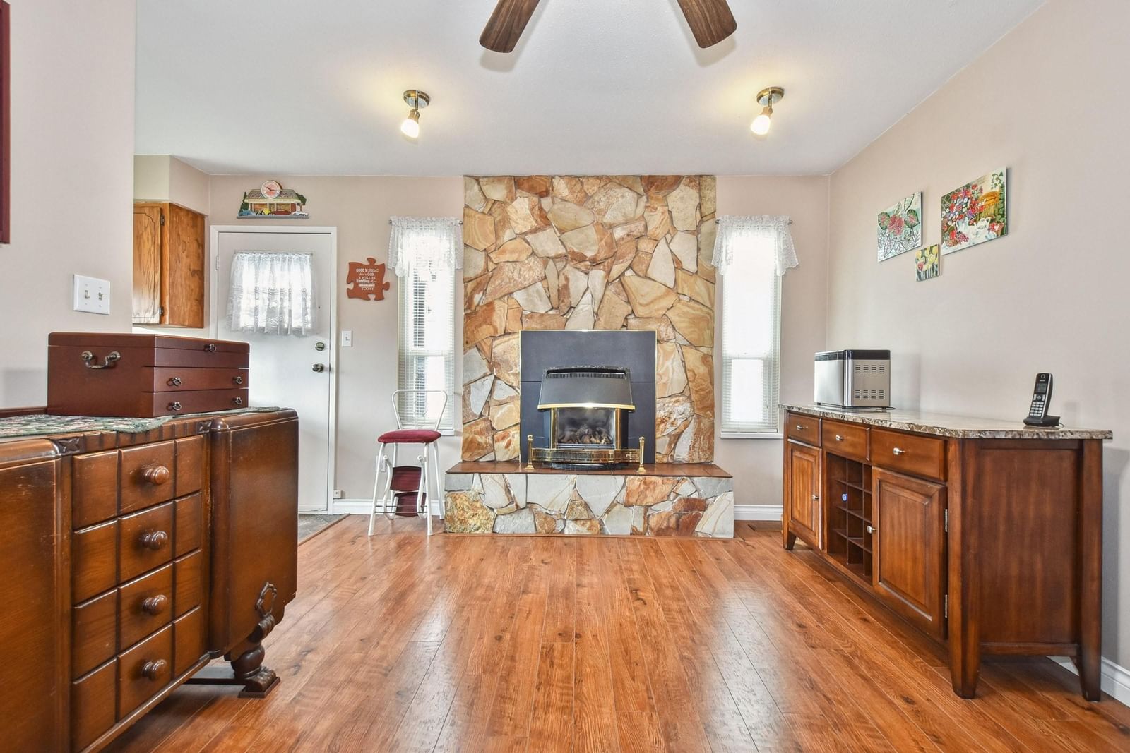 Listing Image 10