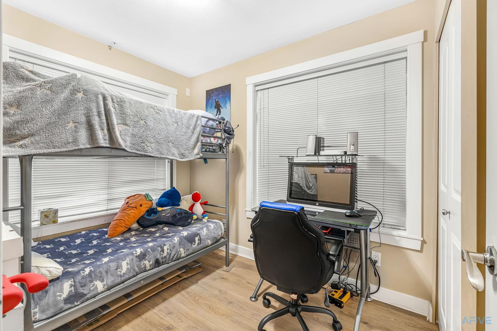 Listing Image 12