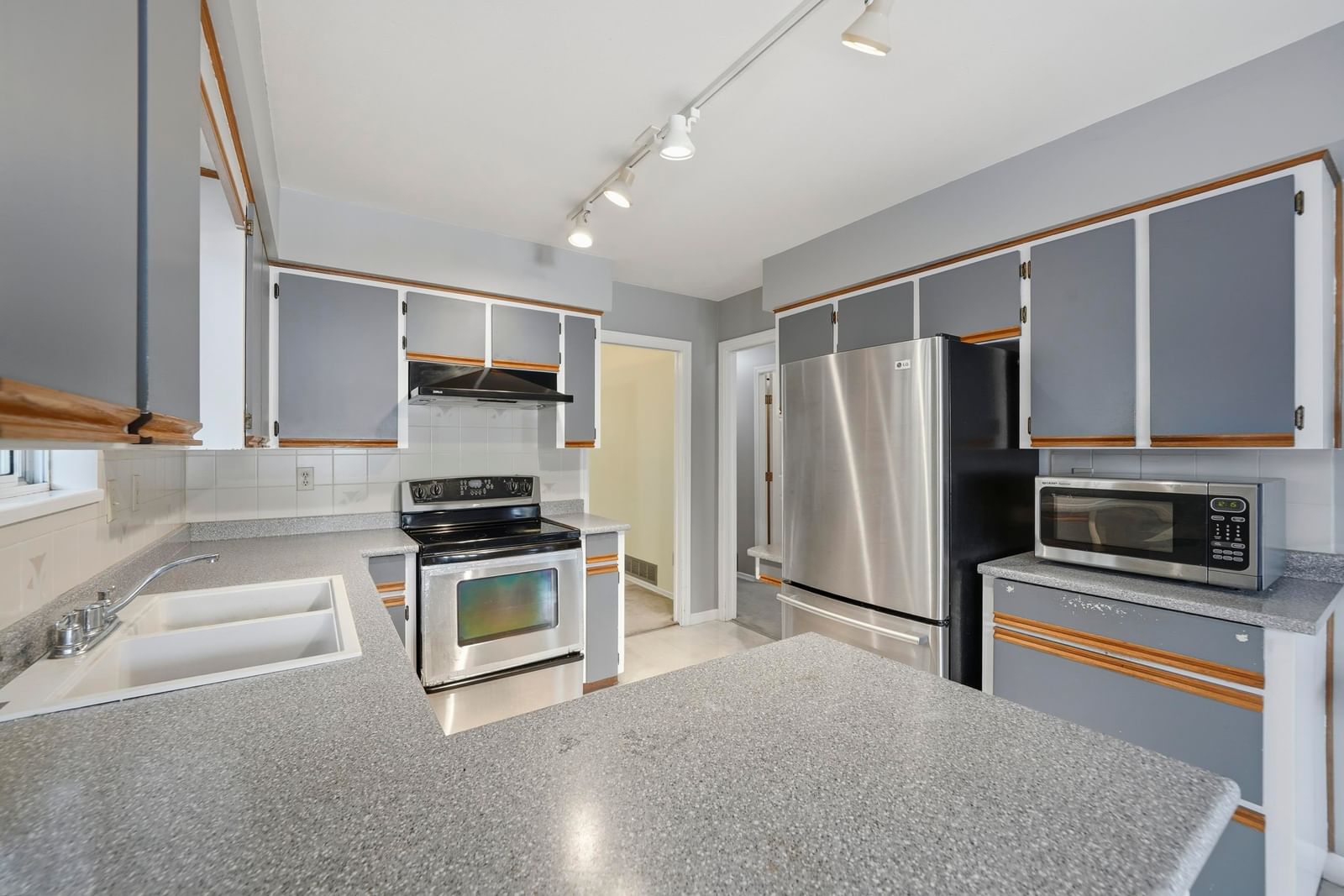 Listing Image 7