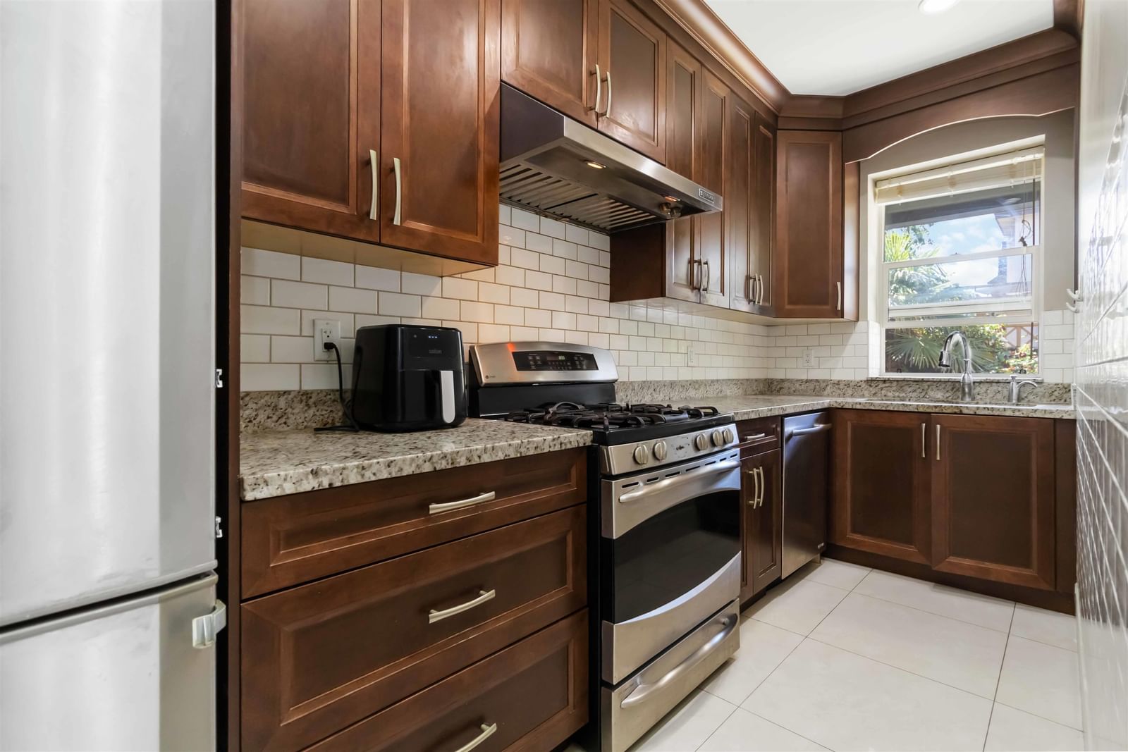 Listing Image 12