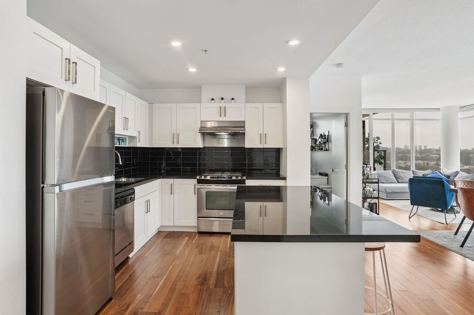 Listing Image 9