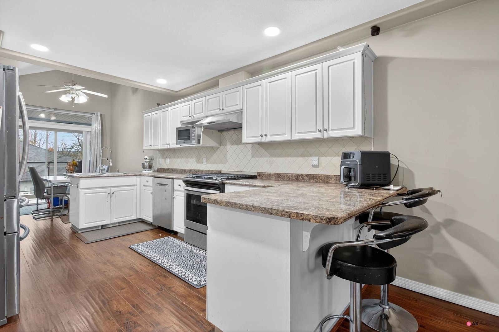 Listing Image 19