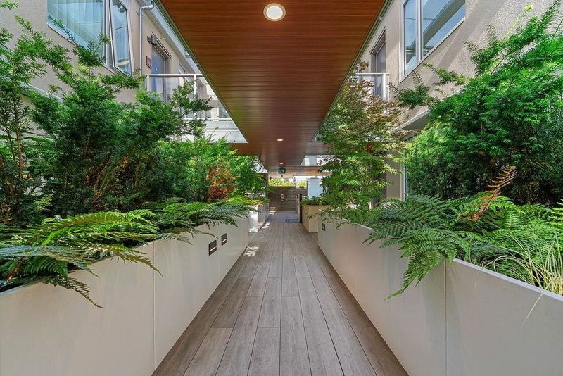 301 - 1331 Marine Drive, West Vancouver, V7T 1B6 | Image 2