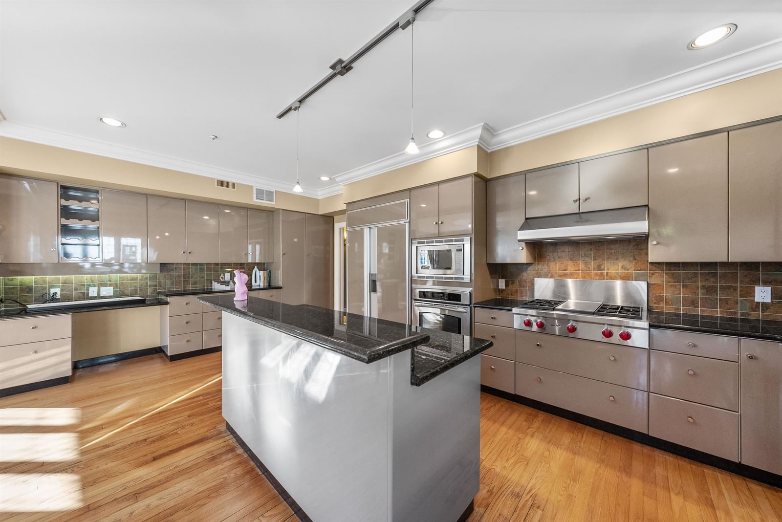 Listing Image 9